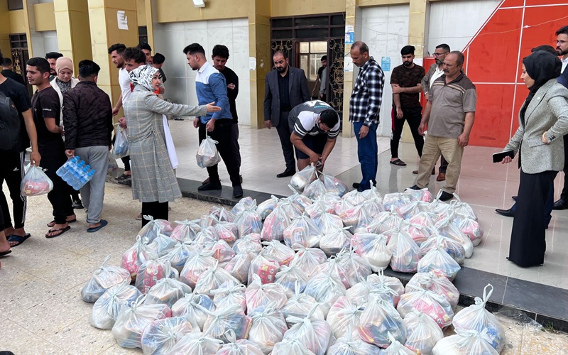 قامت كلية التربية الأساسية بتنظيم حملة توزيع سلال غذائية رمضانية لطلاب الأقسام الداخلية